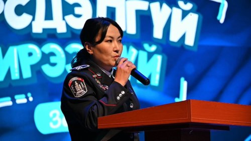 
Хүүхдийг зам тээврийн осол хэргээс урьдчилан сэргийлэх, замын хөдөлгөөний аюулгүй байдлыг хангах, багш, эцэг эх асран хамгаалагчийн үүрэг хариуцлагыг нэмэгдүүлэх зорилгоор Нийслэлийн боловсролын газар, Тээврийн прокурорын газар, Гэмтэл согог судлалын үндэсний төв, Нийслэлийн онцгой байдлын газар, Миг даатгал ХХК-тай хамтран Цагдаагийн ерөнхий газрын Сүлд чуулгын танхимд зохион байгууллаа.